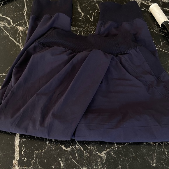 Lulu NAVY Cropped Joggers Size 2 - Picture 1 of 5